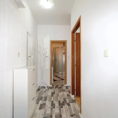 Lovely In With Kitchen Apartment *